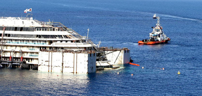 Comienza el traslado definitivo del crucero Costa Concordia a Génova