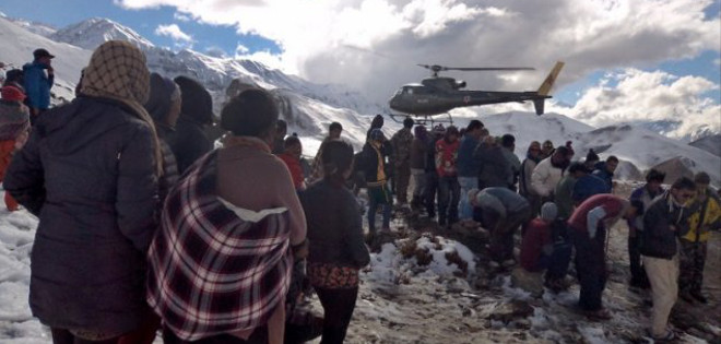 Buscan a cien senderistas en Himalaya tras muerte de 24 en tormenta de nieve