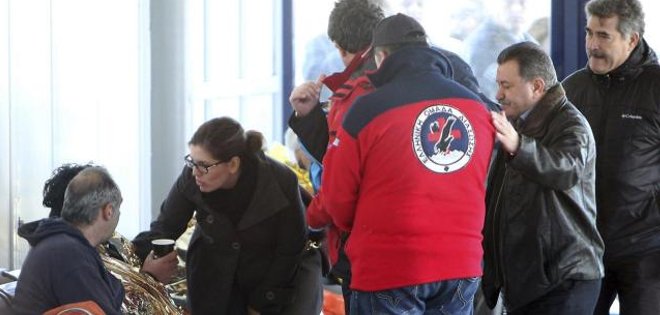 Guardacostas italianos informan de la evacuación total de pasajeros del ferri