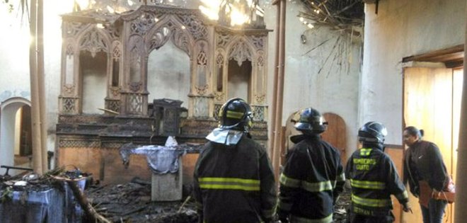 Incendio en la iglesia Tumbaco de Quito deja daños materiales
