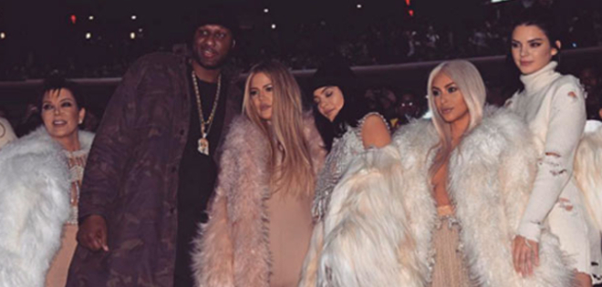 Kim Kardashian aparece en evento con look de Legolas y pronunciado escote