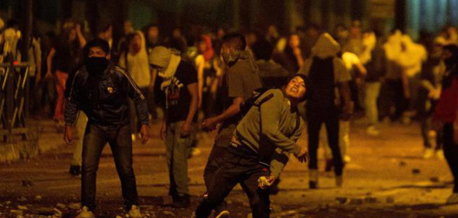 Más de una decena de policías heridos y estudiantes detenidos deja protesta en Quito