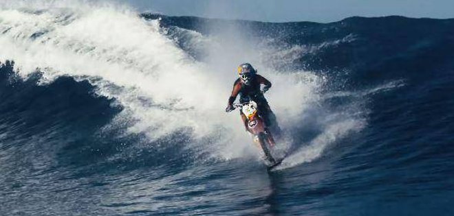 Motociclista &#039;surfea&#039; una de las olas más peligrosas del mundo