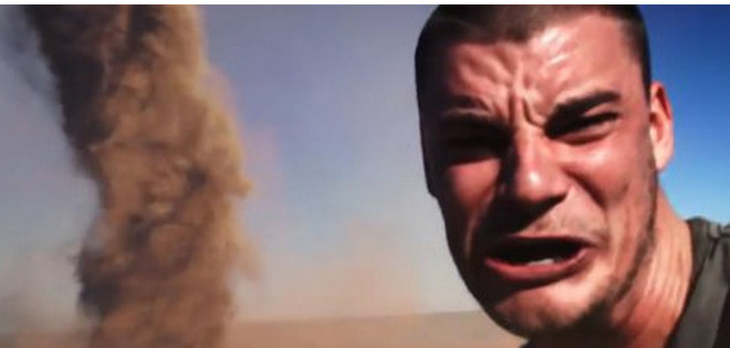 Hombre persigue un tornado para hacerse una selfie
