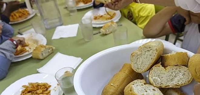 Despiden a la jefa de un comedor escolar por dar comida gratis a niños