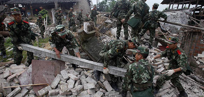 China sigue buscando víctimas del terremoto en Yunnan que ha dejado casi 400 víctimas