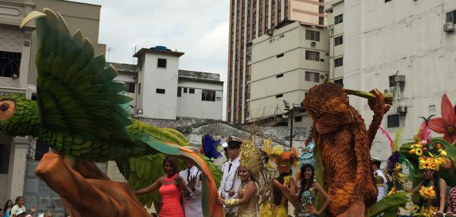Guayaquil vive una jornada intensa en su tradicional desfile cívico