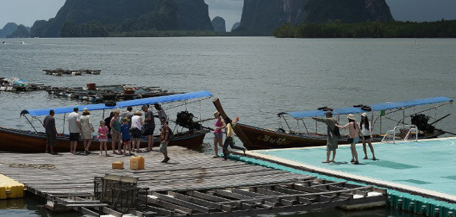 En Tailandia, un campo de fútbol flotante saca a flote a una isla