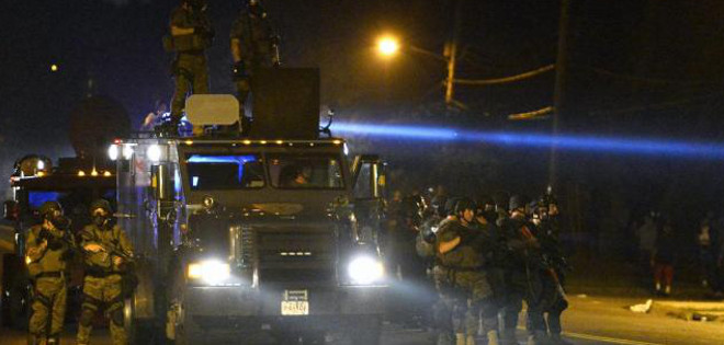 Dos heridos de bala y más de 30 detenidos en una nueva noche violenta en Ferguson