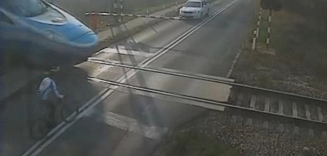 El ciclista que salió ileso de un aterrador choque con un tren