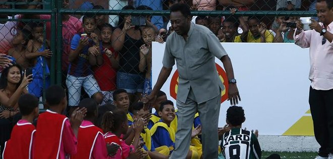 Brasil y el mundo pendientes de la salud de Pelé