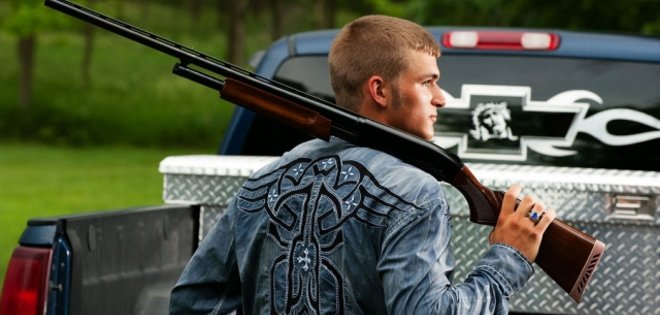 Un distrito escolar de Nebraska permite posar con armas en el anuario