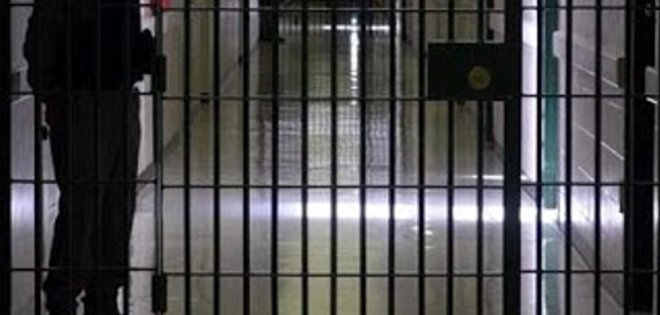 6 presos argentinos logran fugarse de cárcel al limar barrotes de su celda