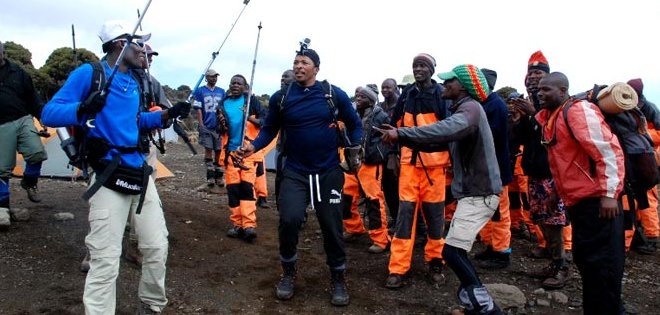 Deportistas escalan el Kilimanjaro para jugar al cricket