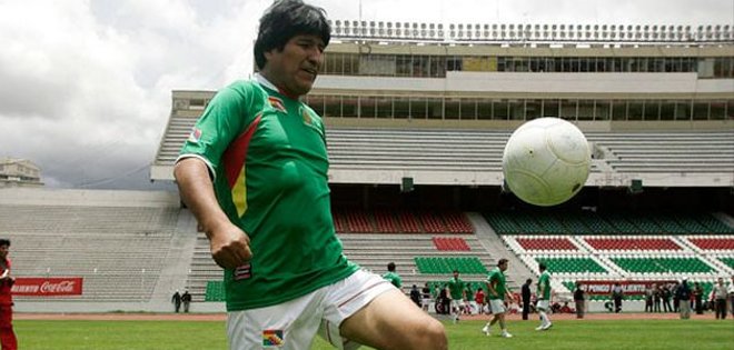 Evo Morales jugará contra exfutbolistas del Real Madrid
