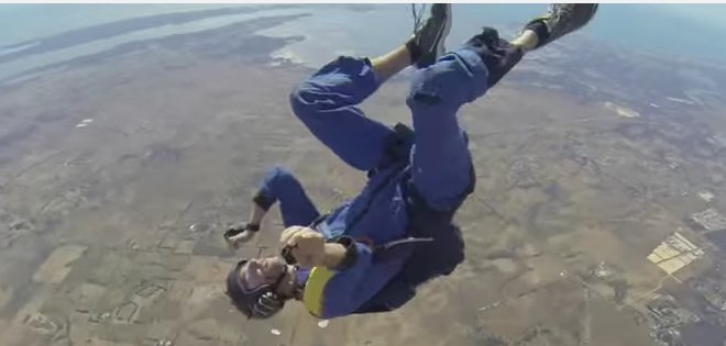 (VIDEO) Paracaidista se desmaya en plena caída libre