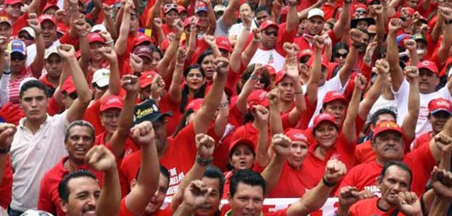Decenas de chavistas marchan en Caracas en homenaje a los &quot;mártires&quot;