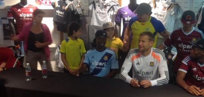 Enner Valencia firmó autógrafos a ecuatorianos en tienda del West Ham