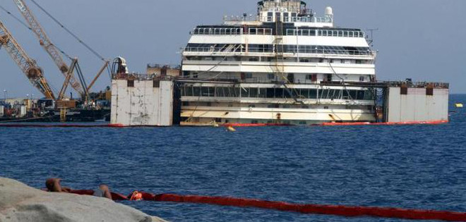 El crucero Costa Concordia vuelve a flotar antes de su traslado a Génova