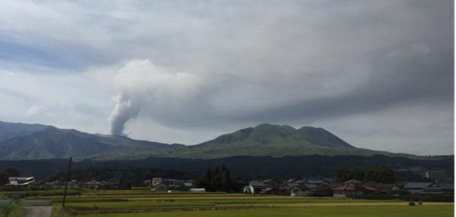 Japón enfrenta erupción volcánica tras serie de terremotos