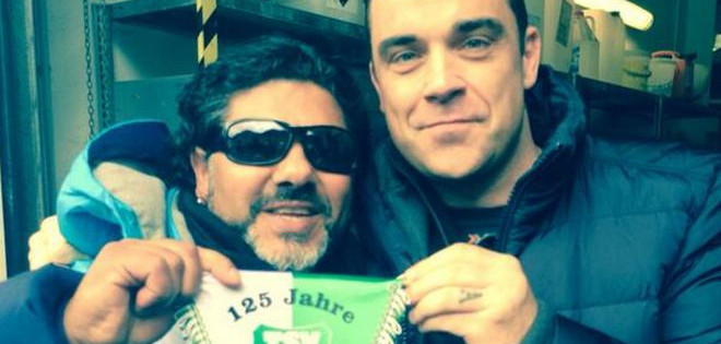 Robbie Williams se sacó una foto con un falso Maradona