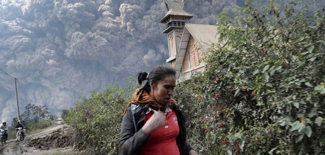 Evacuadas 14.500 personas en Indonesia tras la erupción del volcán Sinabung