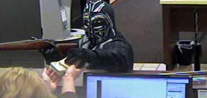 Hombre se disfraza de “Darth Vader” para robar un banco