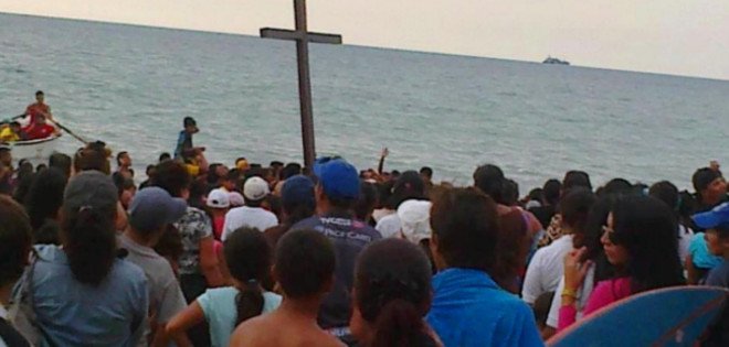 Miles de feligreses asistieron al &#039;baño de la cruz&#039; en Santa Elena