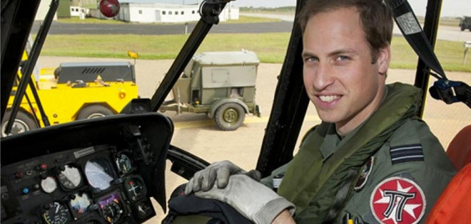 La reina Isabel II le regala un helicóptero al príncipe Guillermo