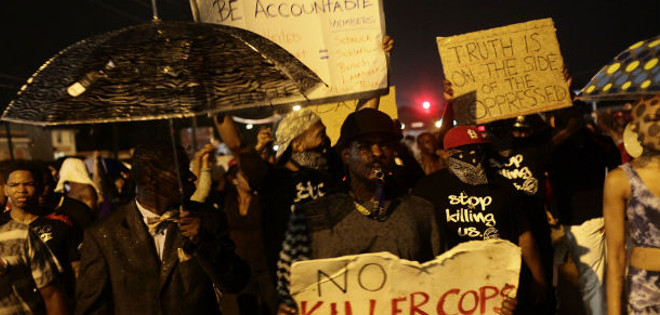 Disturbios en Ferguson dejan un herido y siete detenidos pese toque de queda