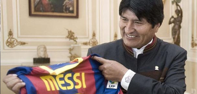 El Barcelona regala una camiseta firmada al presidente boliviano