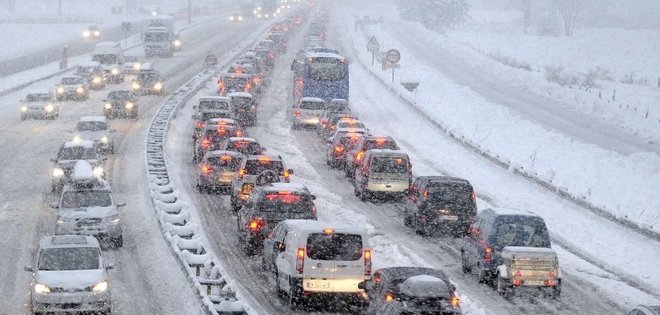 Miles de vehículos bloqueados en los Alpes franceses por la nieve y el hielo