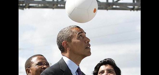 Obama juega al fútbol con un robot japonés en Tokio