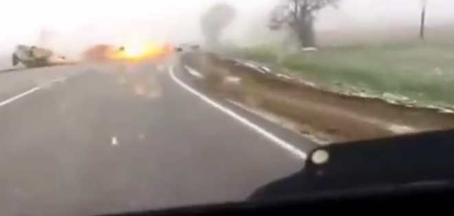 (VIDEO) Un rayo destruye un auto de delincuentes a la fuga