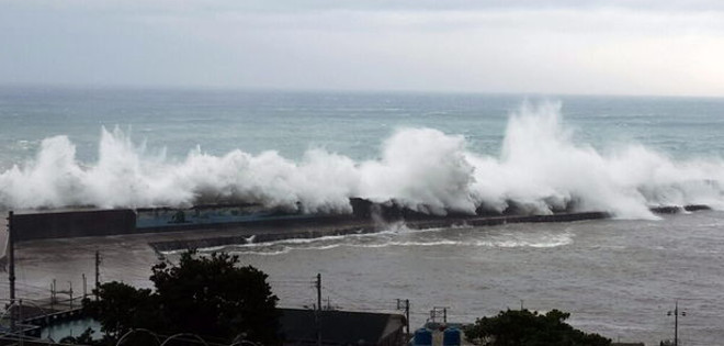 El tifón &quot;Neoguri&quot; causó ya 3 muertos y 49 heridos en Japón