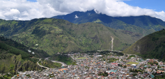 Baños de Agua Santa al pie del volcán Tungurahua
