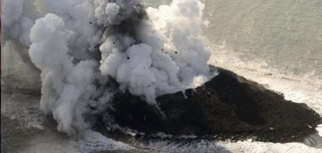 Isla japonesa surgida de una erupción crece y se une a otra