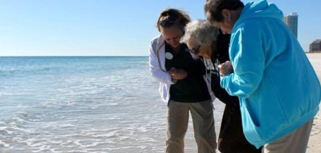 (VIDEO) El tierno momento en que una mujer de 100 años conoció el mar