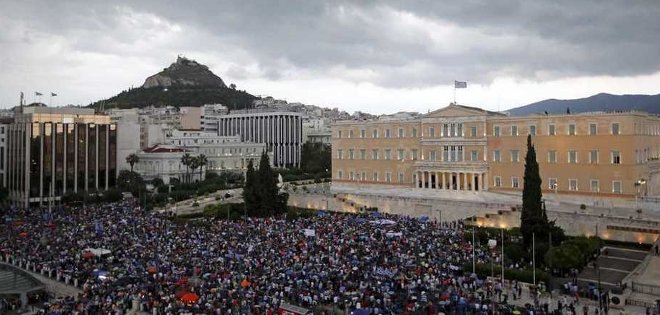 Miles de griegos se manifiestan por &quot;sí&quot; en referéndum y permanencia en euro