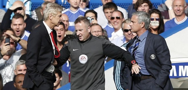Rivalidad entre Wenger y Mourinho pasa al capítulo de los empujones