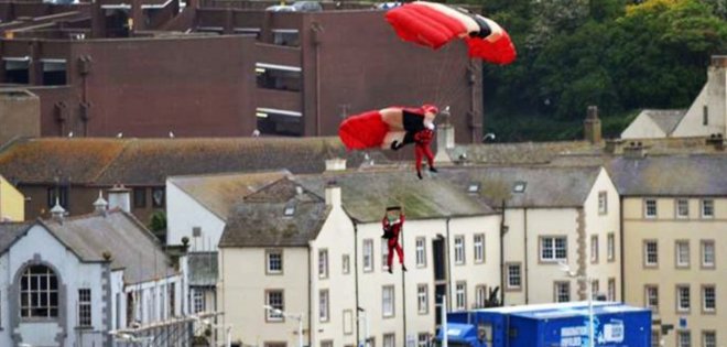 Salva en pleno salto a un compañero a quien no se le abrió el paracaídas