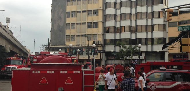 Incendio en el sector de la bahía de Guayaquil se reactivó en horas de la tarde