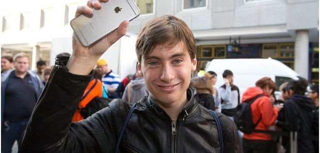 (VIDEO) compró el primer iPhone 6 y se le cayó de la emoción