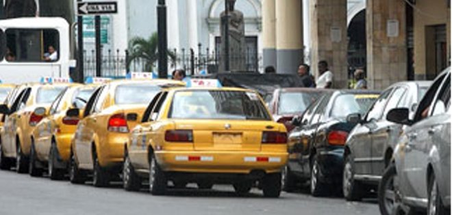 Conductores se quejan por estacimiento de taxis en centro de Guayaquil