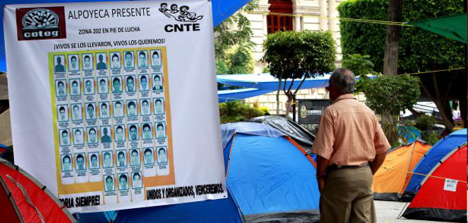 Maestros y estudiantes toman alcaldías en sur de México por desaparecidos