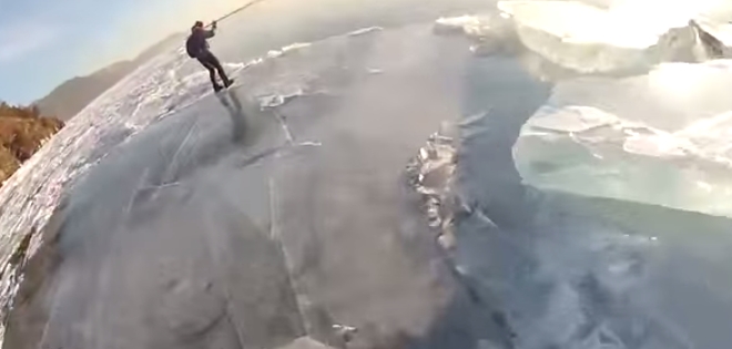 (VIDEO) Esquiador cae en gélidas agua de lago en Rusia