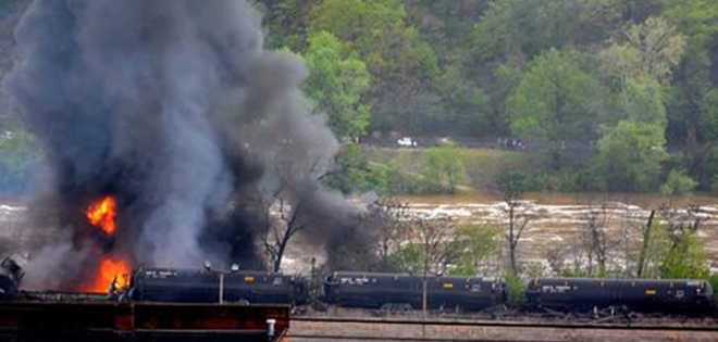 Un tren que transportaba petróleo crudo descarrila y se incendia en EE.UU.