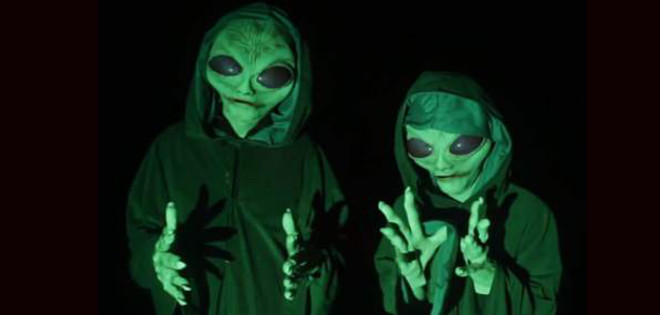 (VIDEO) La cruel broma de dos amigos vestidos de extraterrestres