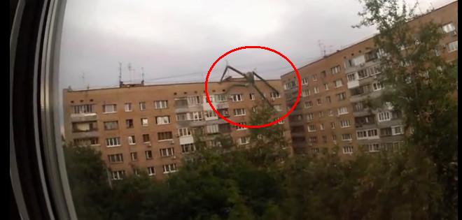 Un gigantesco &#039;monstruo arácnido&#039; trepa por las casas de una ciudad rusa