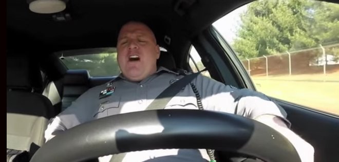 (VIDEO) Un policía fue grabado mientras cantaba como Taylor Swift